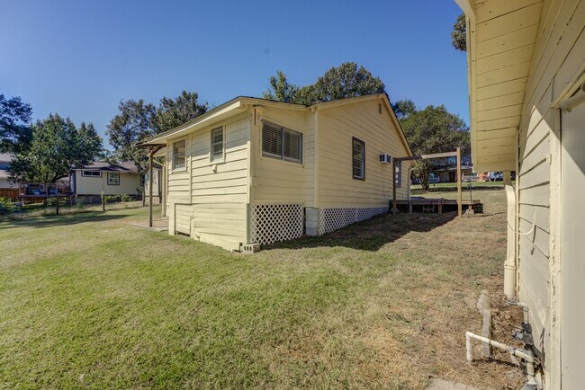 Building Photo - 711 Cherokee Dr