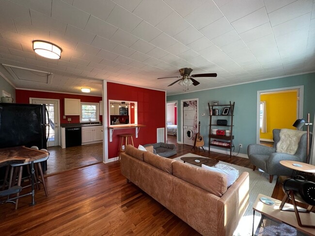 Building Photo - Charming Two Bedroom Home – Walk to Downtown Carrboro + Chapel Hill!