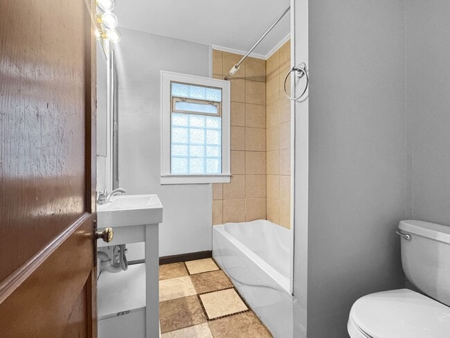 Building Photo - 857 Lyon St NE