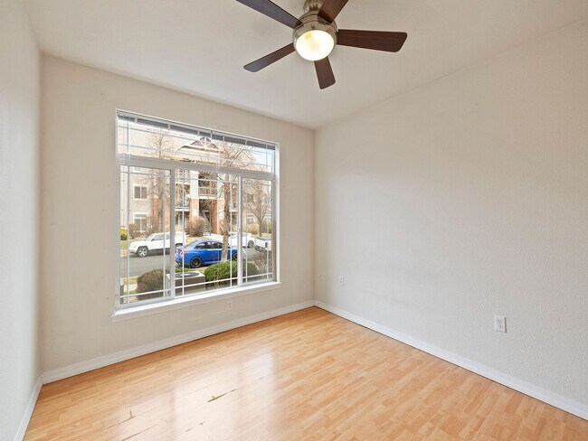 Building Photo - 2 bed 2 Bath Condo with Community Pool!