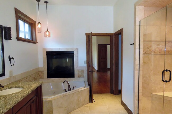 Building Photo - Mountain Sunset Views: Lovely Four-Bedroom House in Skyridge