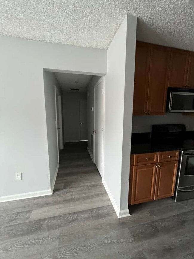 Building Photo - Cute 2 bedroom 1 bathroom condo! Freshly painted! New flooring!