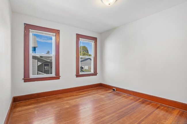 Building Photo - 108 Barnum Ter