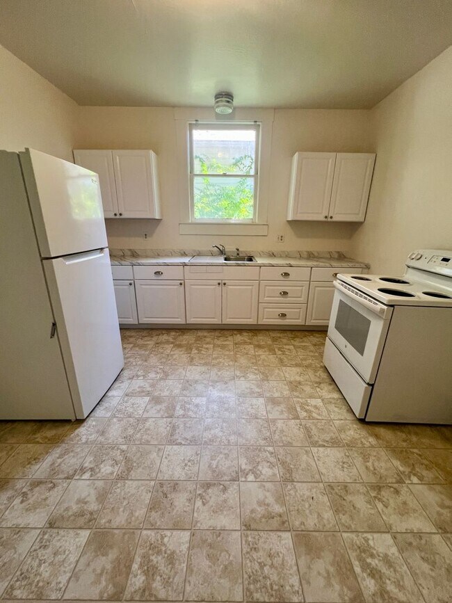 Building Photo - Downtown Red Bluff Victorian 3 bedroom 1 bath Home