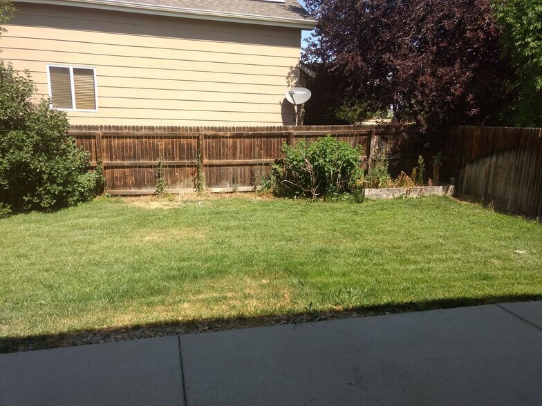 Building Photo - 6511 Stagecoach Ave