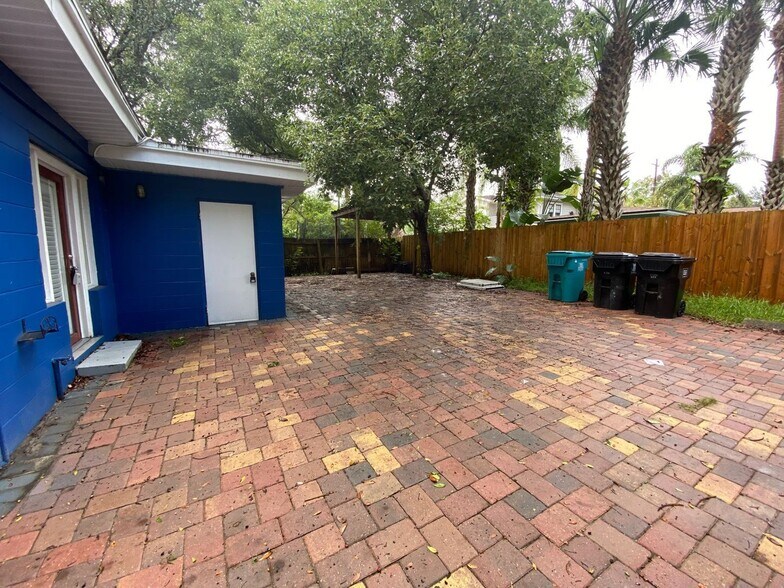 Building Photo - 1001 E Pine St