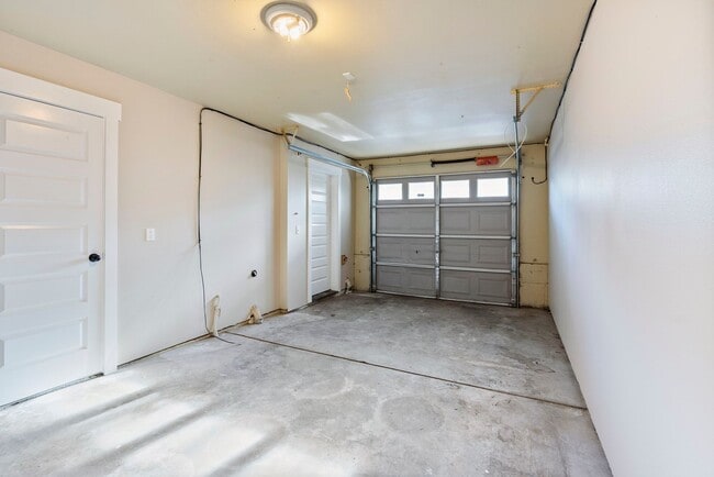 Building Photo - 3BR/2.5 Bath Townhome