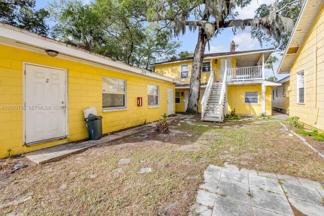 Building Photo - 319 Country Club Oval