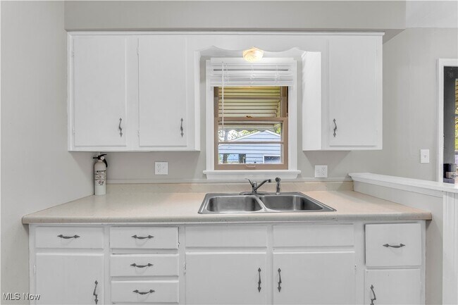 Building Photo - 1171 Hilltop Dr