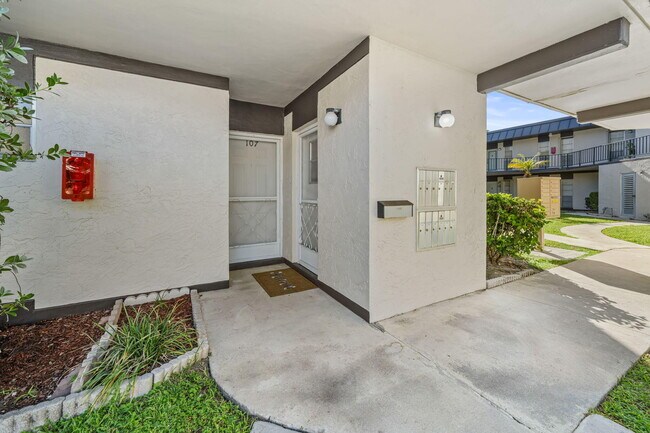 Building Photo - 2 Greenway Village N