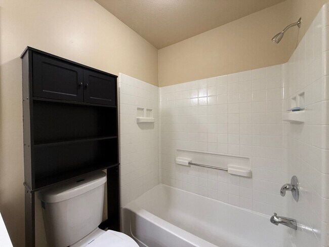 Building Photo - Nice and bright 2BR / 2BA Condo Near Durant Square Mall
