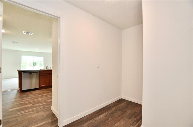 Building Photo - 1426 SW Merchant Ln