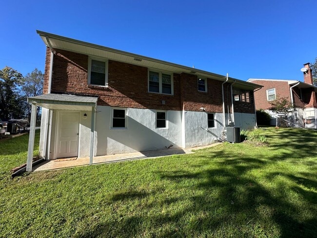 Building Photo - Spacious brick house in Lynchburg!