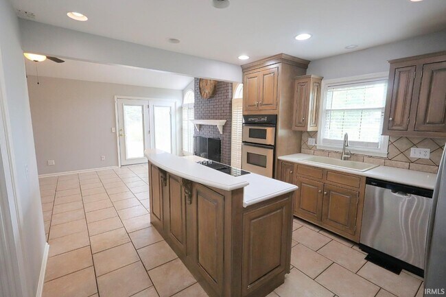 Building Photo - 8231 Lake Terrace Dr