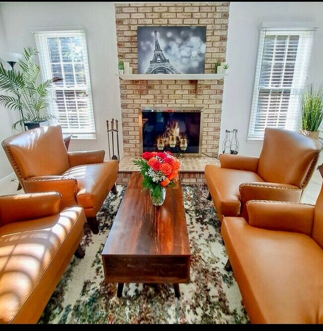 Building Photo - Amazing 5 BR/3.5 BA Single-Family Home in ...