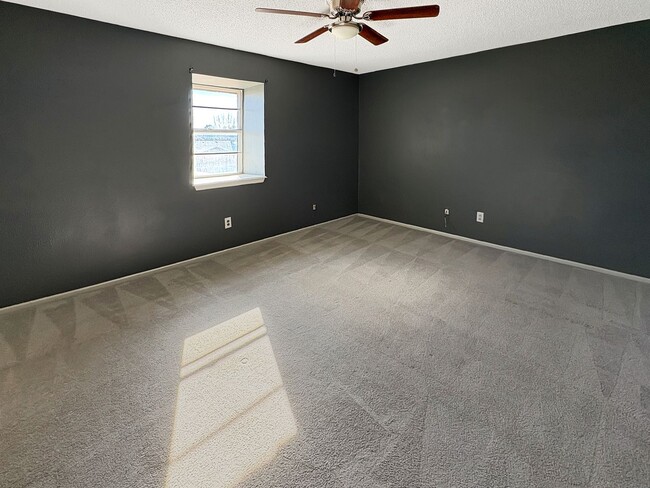 Building Photo - 413 W Kiowa Ave