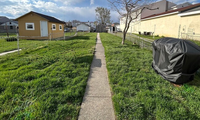 Building Photo - 4 bedroom 2.5 Bath Home in Emmaus