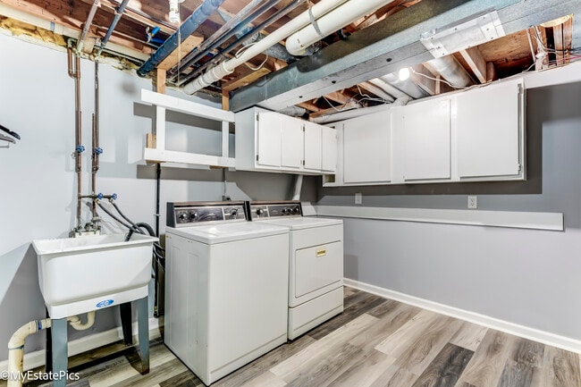 Building Photo - 43449 Arbor Way W