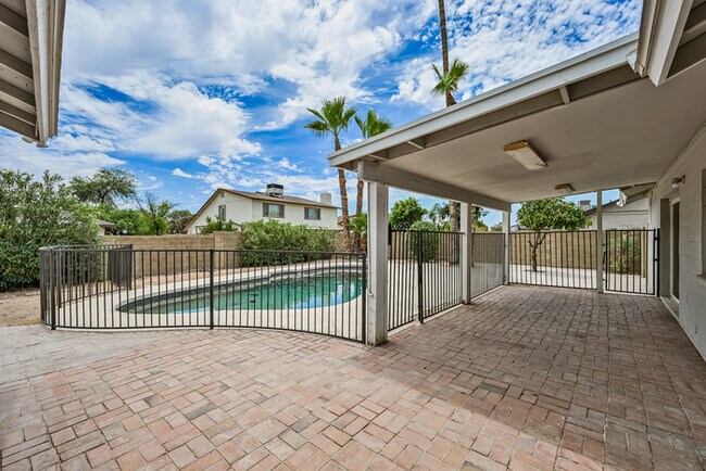 Building Photo - 4 bedroom with Pool !!