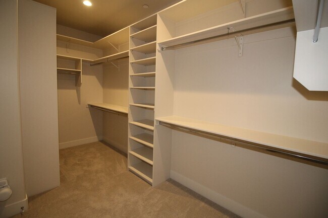 Building Photo - 2104 E Las Palmas Dr