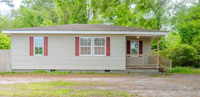 Building Photo - Charming Portsmouth Home with Spacious Backyard