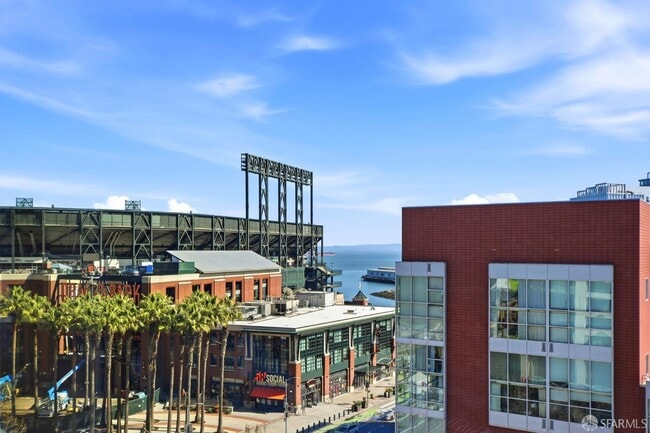 Building Photo - 250 King St