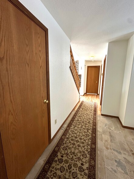 RIGHT SIDE OF ENTRY TOWARD BATHROOM, GROUND LEVEL BEDROOM, LIVING ROOM - 10680 Manastash Rd