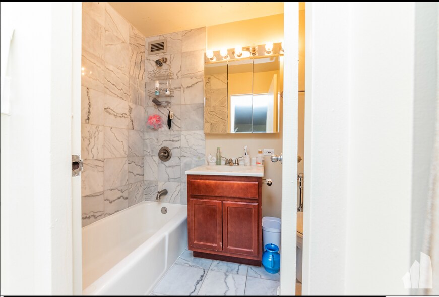 Building Photo - 222 E Pearson St