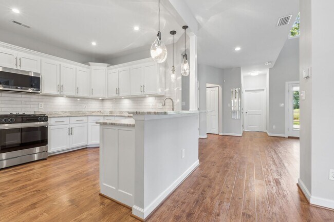 Building Photo - Gorgeous Home Ready for Move In