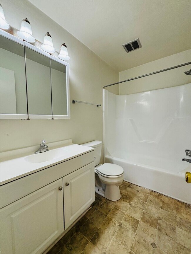 Building Photo - 2 Bedroom, 1.5 Bath Townhouse