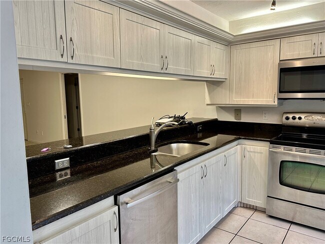 Building Photo - 209 Pinebrook Dr