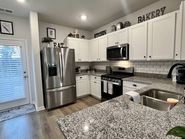 Building Photo - FOR LEASE: END UNIT TOWNHOME LOCATED IN LE...