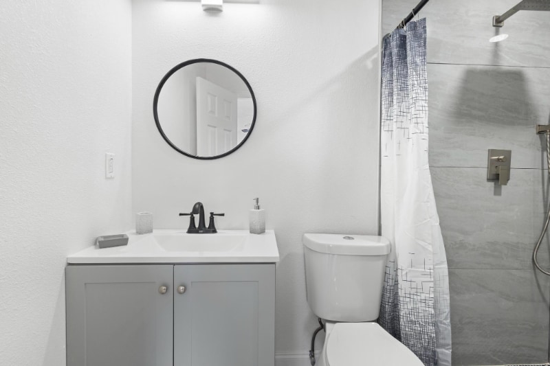 Building Photo - 1824 Lake St