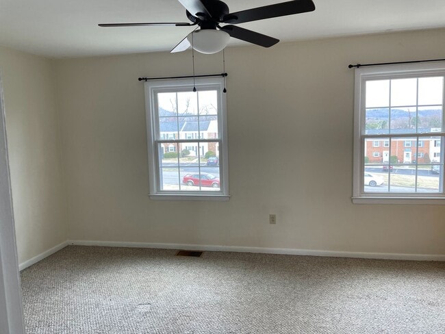 Building Photo - 3 BR 1.5 Bath Townhouse