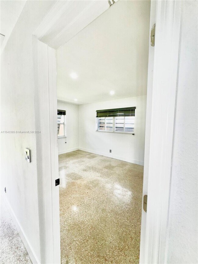 Building Photo - 975 NE 40th St