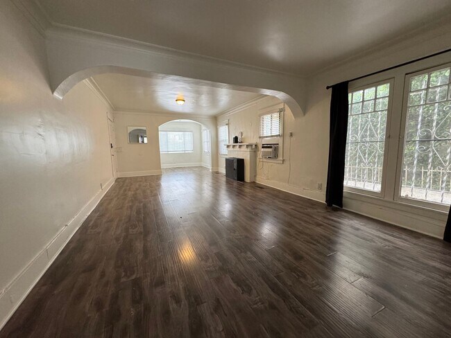 Building Photo - Large centrally located unit with shared yard