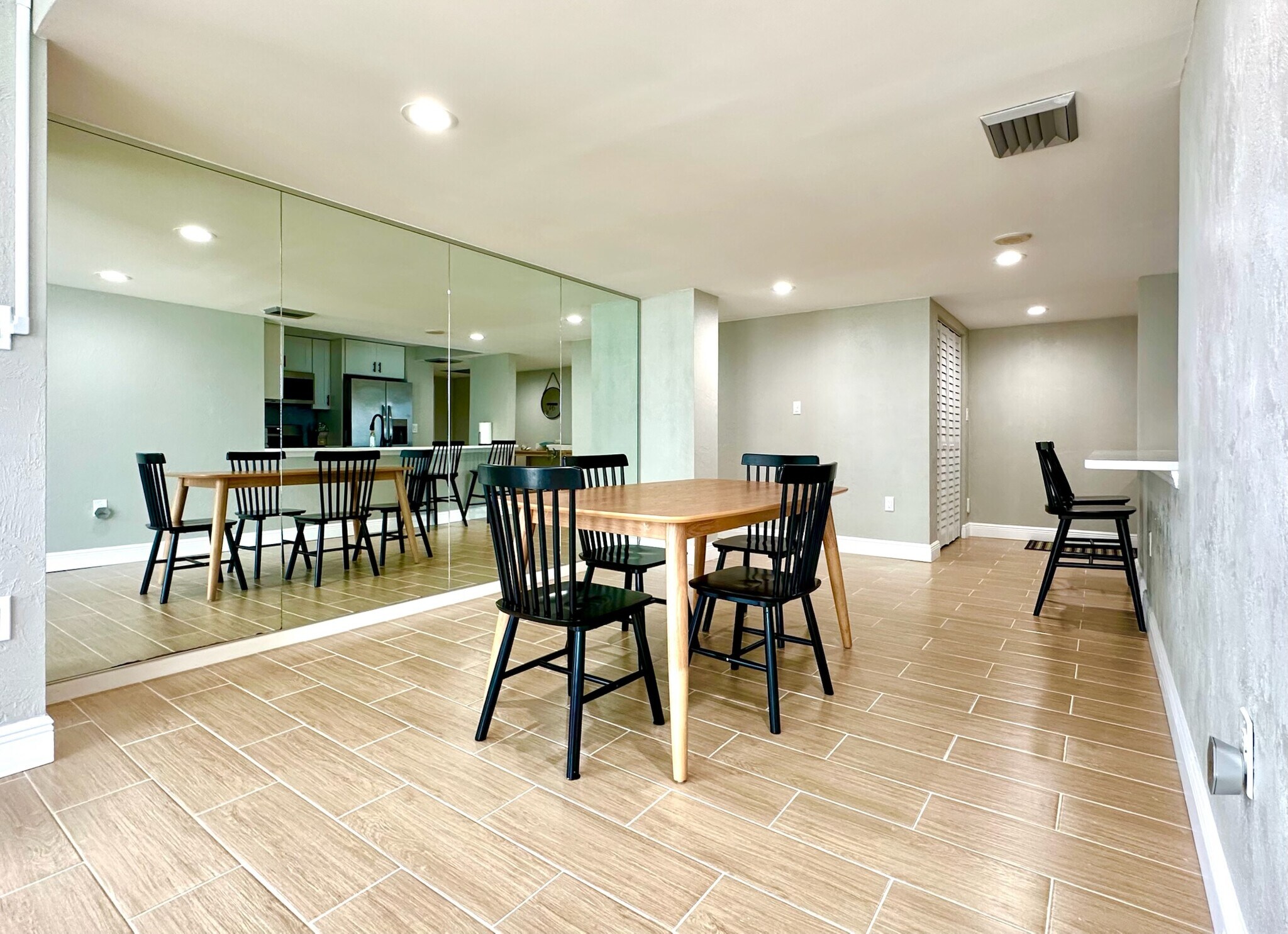 dining room - 3043 S Atlantic Ave