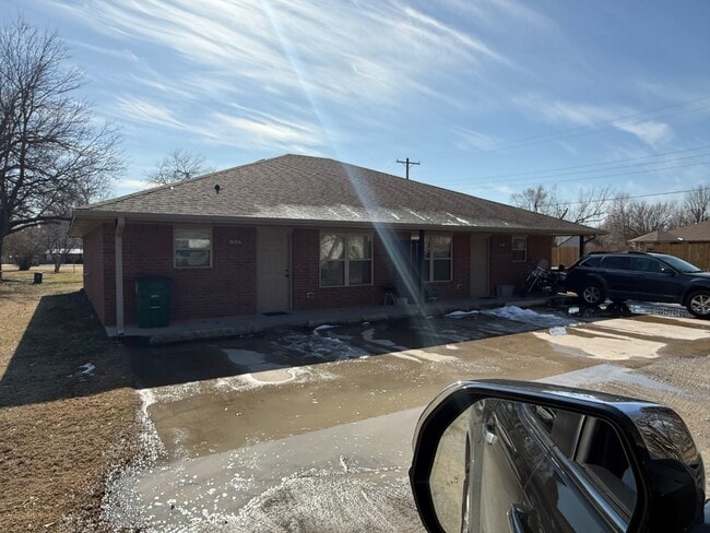 Building Photo - 511b NE 6th St - 511B NE 6th