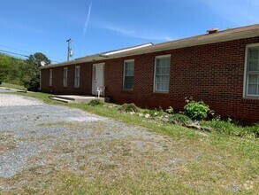 Building Photo - Beautiful and spacious 2 bed, 1 bath apart...