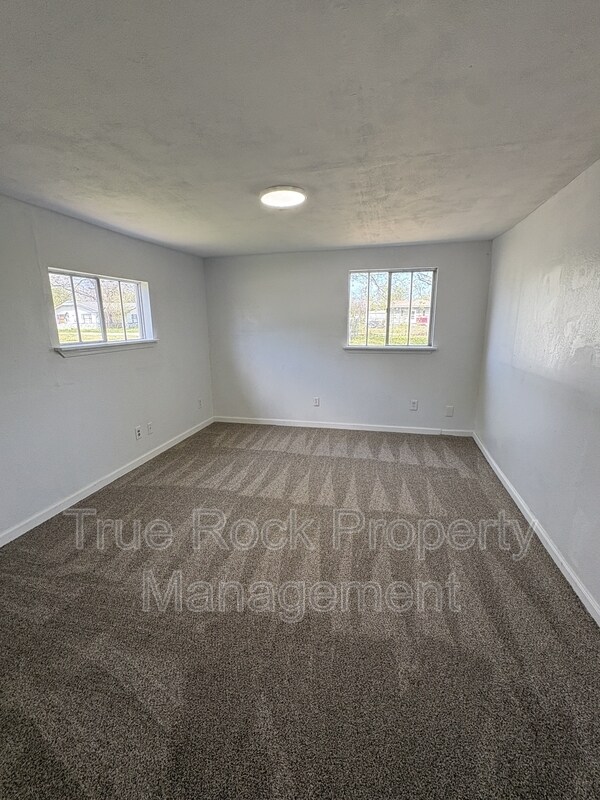 Building Photo - 730 W 8th St