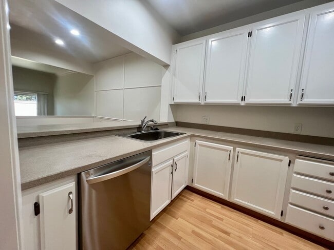 Building Photo - Stunning, spacious and large Milpitas cond...