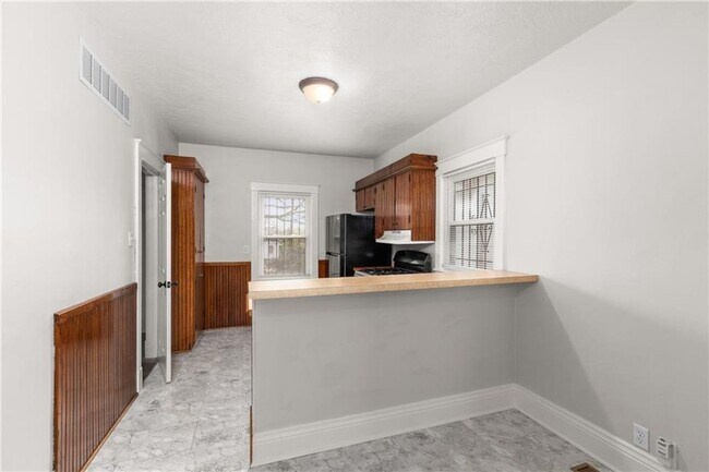 Building Photo - Charming Renovated 2 Bedroom Bungalow