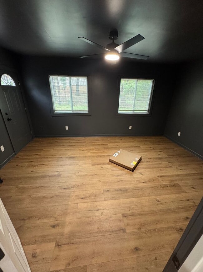 Building Photo - Handsome East Side Home