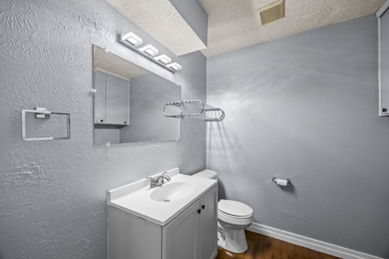 Building Photo - 2208 Viewtop Ln