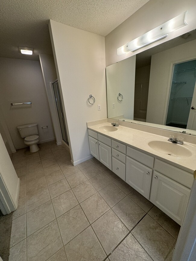 Building Photo - Move In READY! 2 bed 2 Bath with Garage! C...