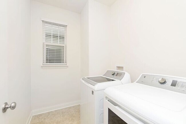 Building Photo - Beautiful Three Bedroom in Carmel!