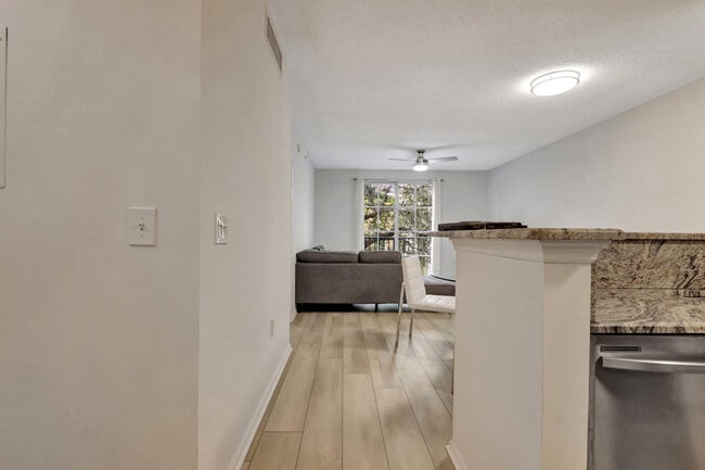 Building Photo - 630 S Sapodilla Ave