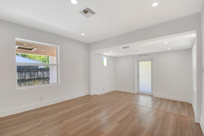 Building Photo - 420 SW 13th St