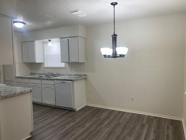 Building Photo - Move in ready! 3 Bedroom, 2 Full Bath Home...