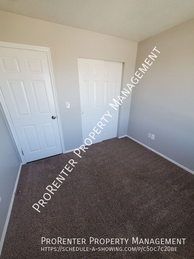 Building Photo - 4252 S Midland Dr